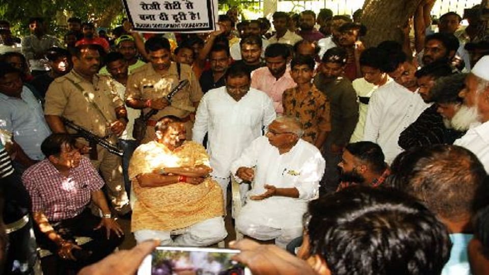 Traders of Tajganj protested by keeping the market closed in agra Tajmahal news