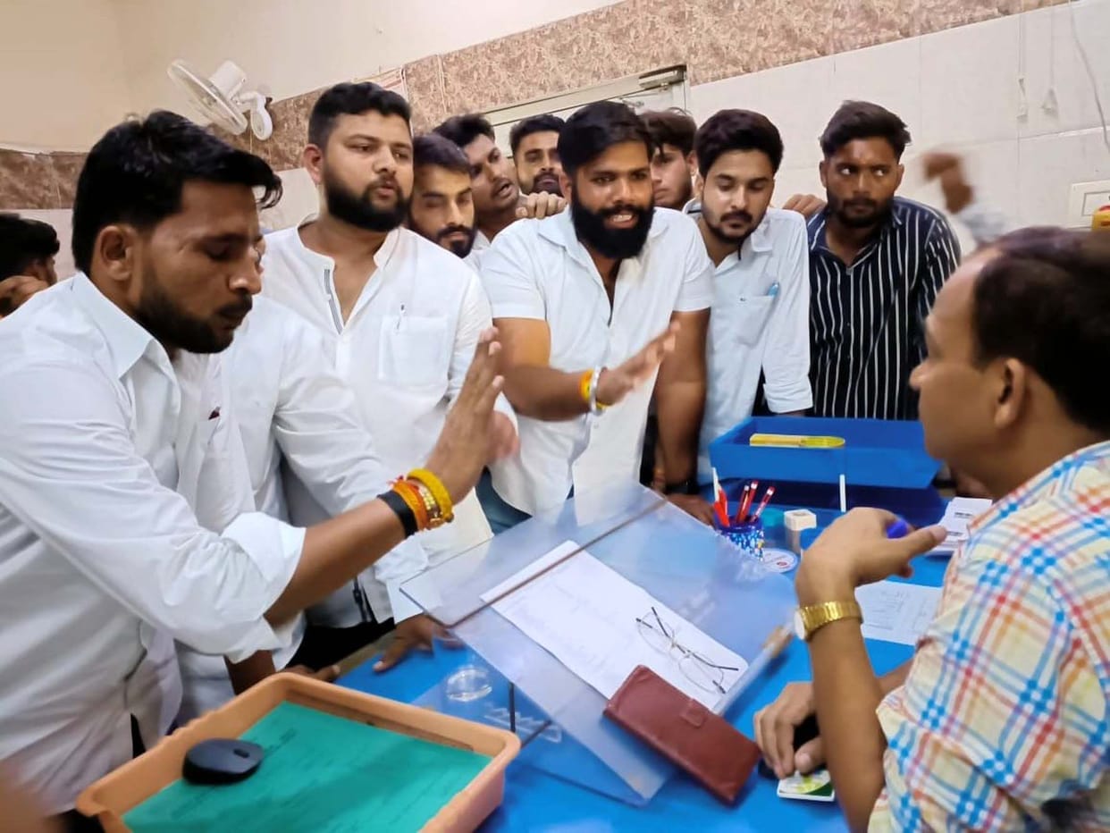 Aligarh: Proctor besieged when students of another institute came