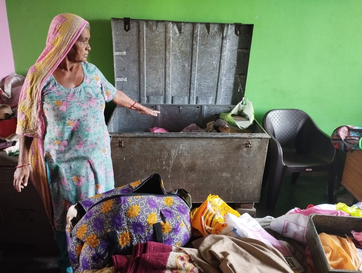 Thieves searched the house, jewelery worth lakhs was stolen