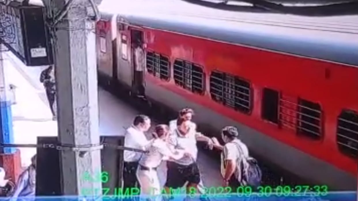 Bihar Two women policemen saved the life of a passenger foot slipped while boarding a moving train
