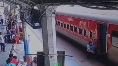 Bihar Two women policemen saved the life of a passenger foot slipped while boarding a moving train