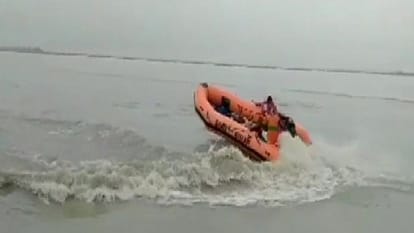 Ghazipur: पत्नी और बेटी के साथ युवक पुल से गंगा में कूदा, गोताखोरों ने बचाया तो बोला- हमें मरना ही है young man jumped into Ganga with his wife and daughter when saved by divers said we have to die
