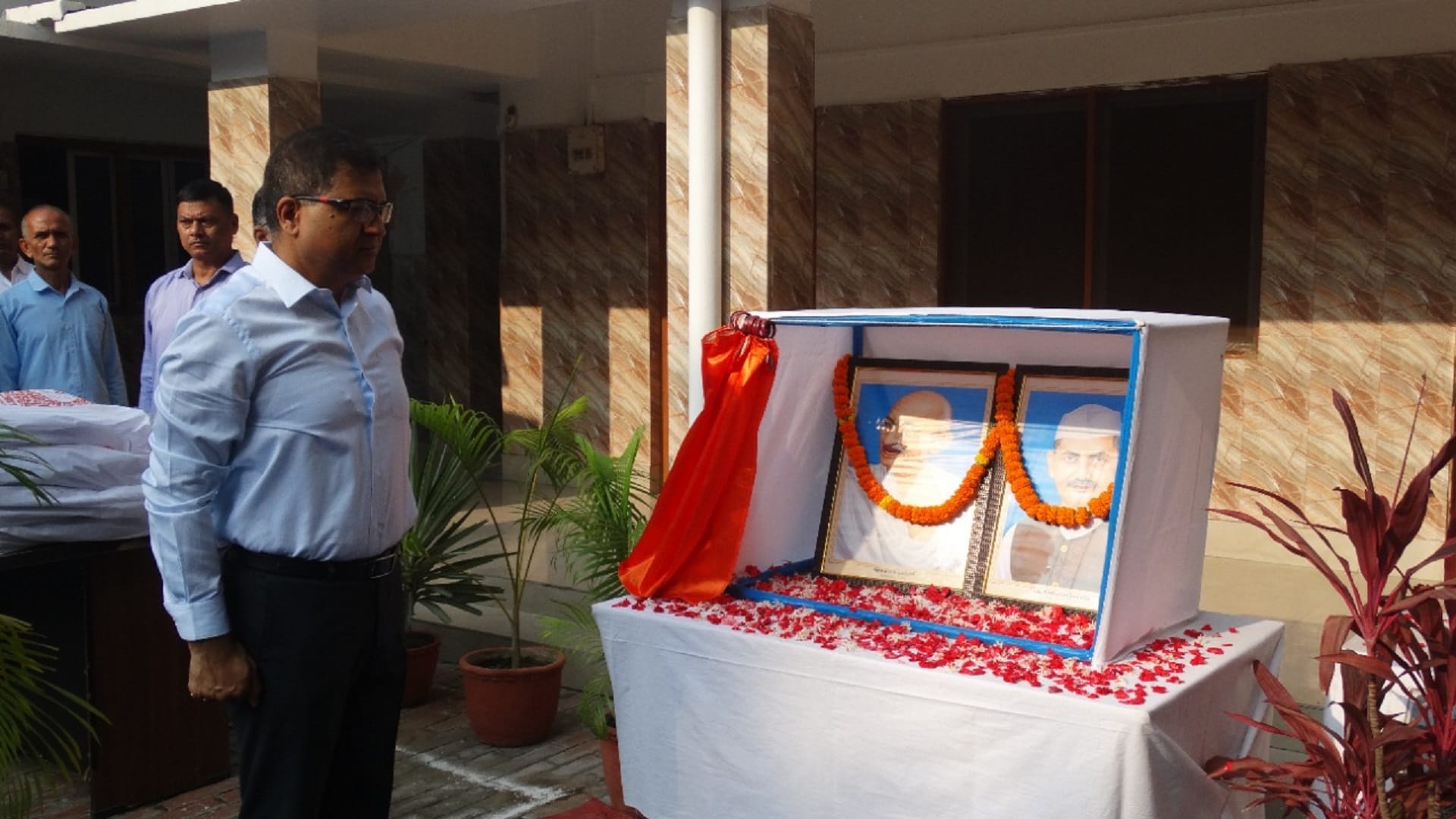 Birth anniversary of Mahatma Gandhi and Lal Bahadur Shastri Policemen take oath of cleanliness drive, see in