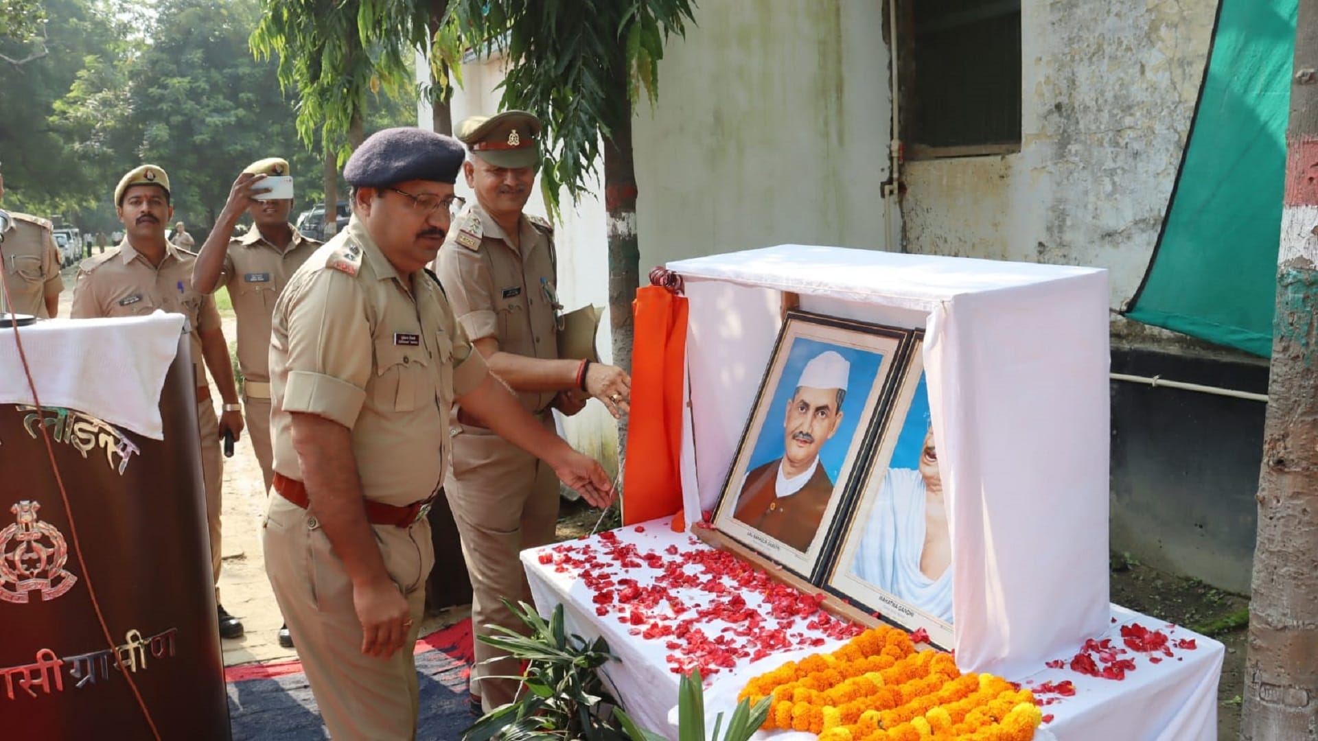 Birth anniversary of Mahatma Gandhi and Lal Bahadur Shastri Policemen take oath of cleanliness drive, see in