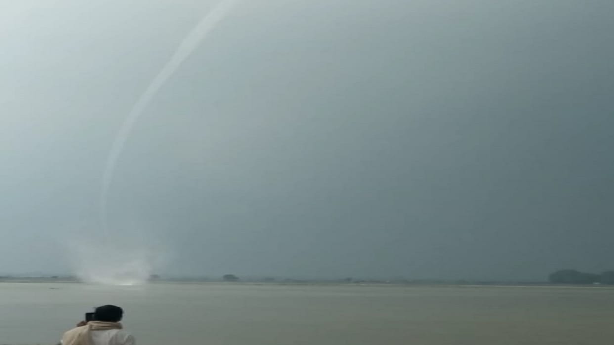 People were surprised to see the unique movement in the Ganges and the sky: white line seen from water to sky,