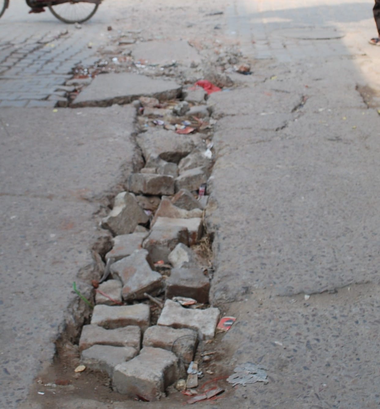 Hathras: Devotees will suffer pain in Dandauti Parikrama on bumpy roads