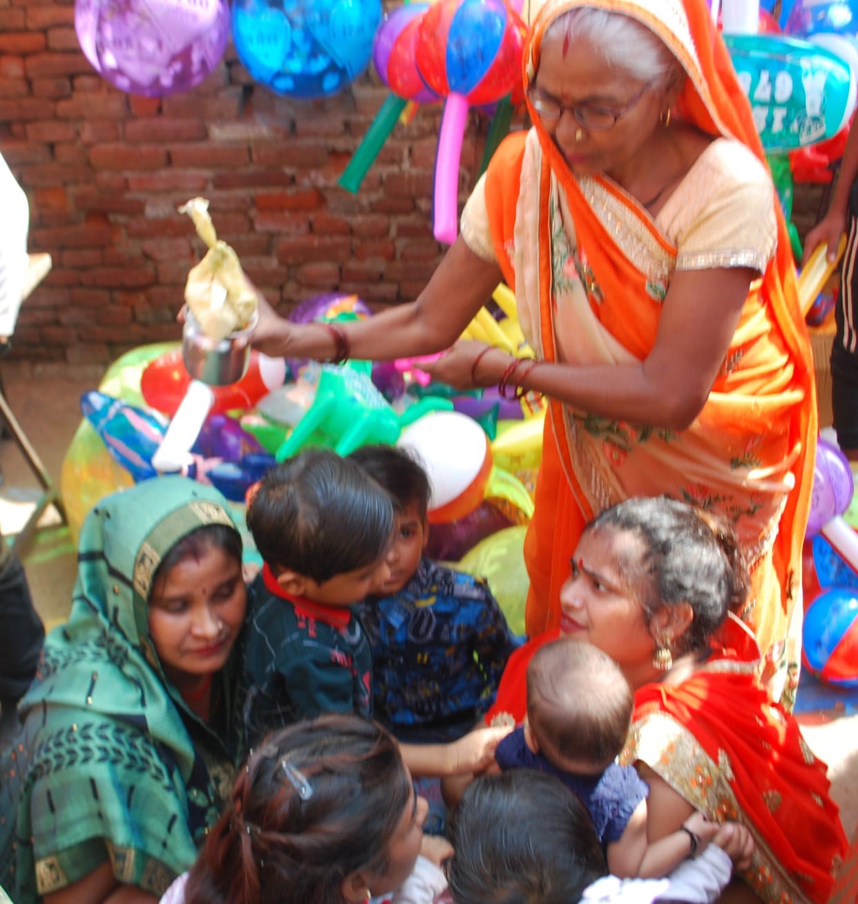 Hathras: Fair held at Varahi temple, children were brought down