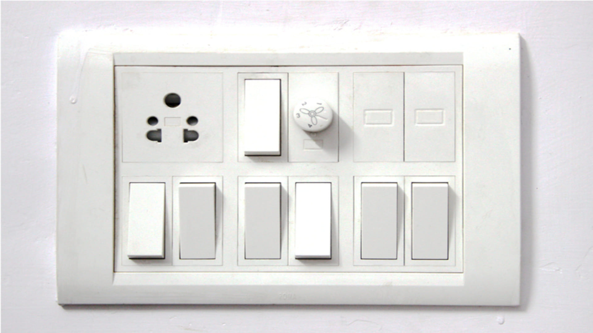How to Clean Electrical Switch Board Know Light Ke Board Kaise Saaf Karen in Hindi