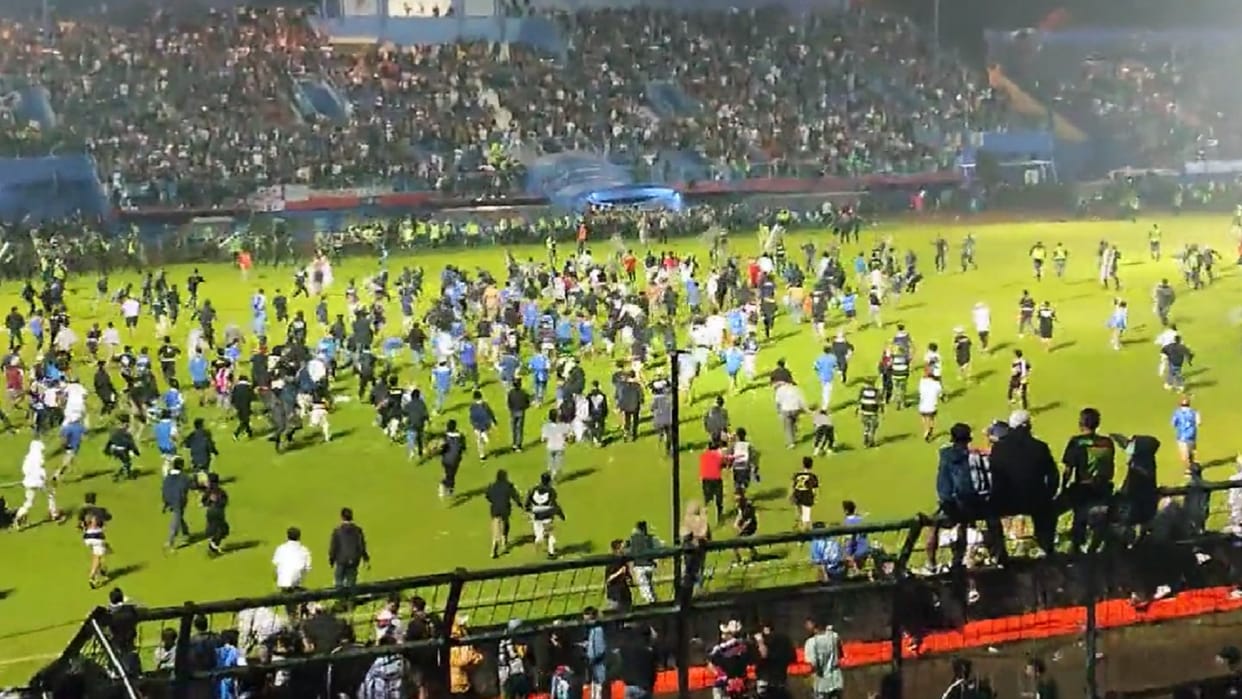 Indonesia Football Riot: Violence at Football Match in Indonesia 127 Dead Many People Injured News in Hindi