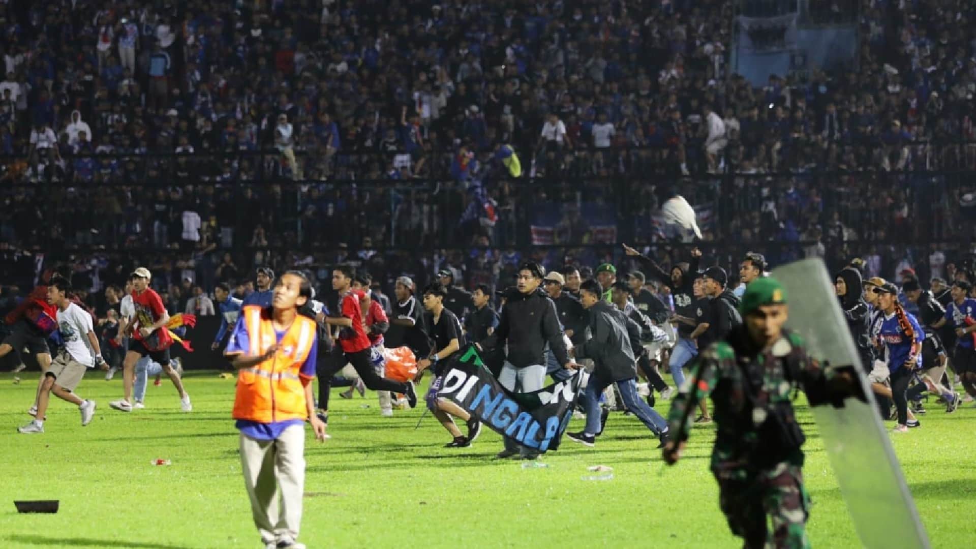 Indonesia Football Riot violence people dead crying Arema FC and Persebaya Surabaya match pictures
