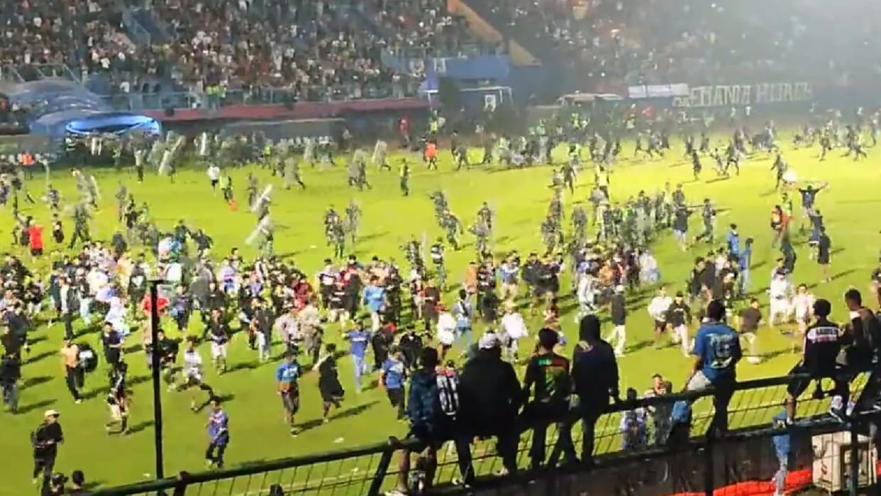 Indonesia Football Riot violence people dead crying Arema FC and Persebaya Surabaya match pictures