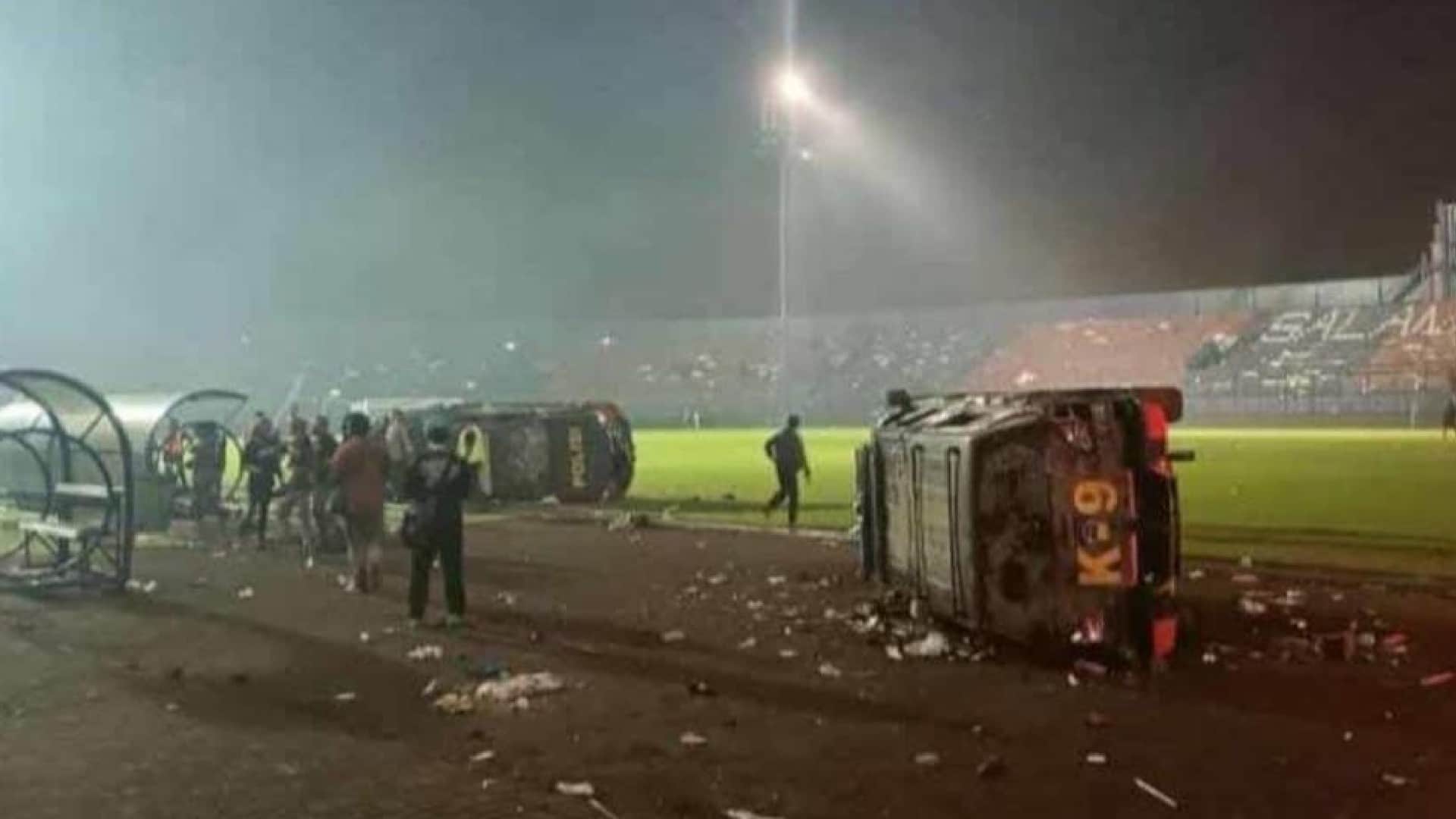 Indonesia Football Riot violence people dead crying Arema FC and Persebaya Surabaya match pictures