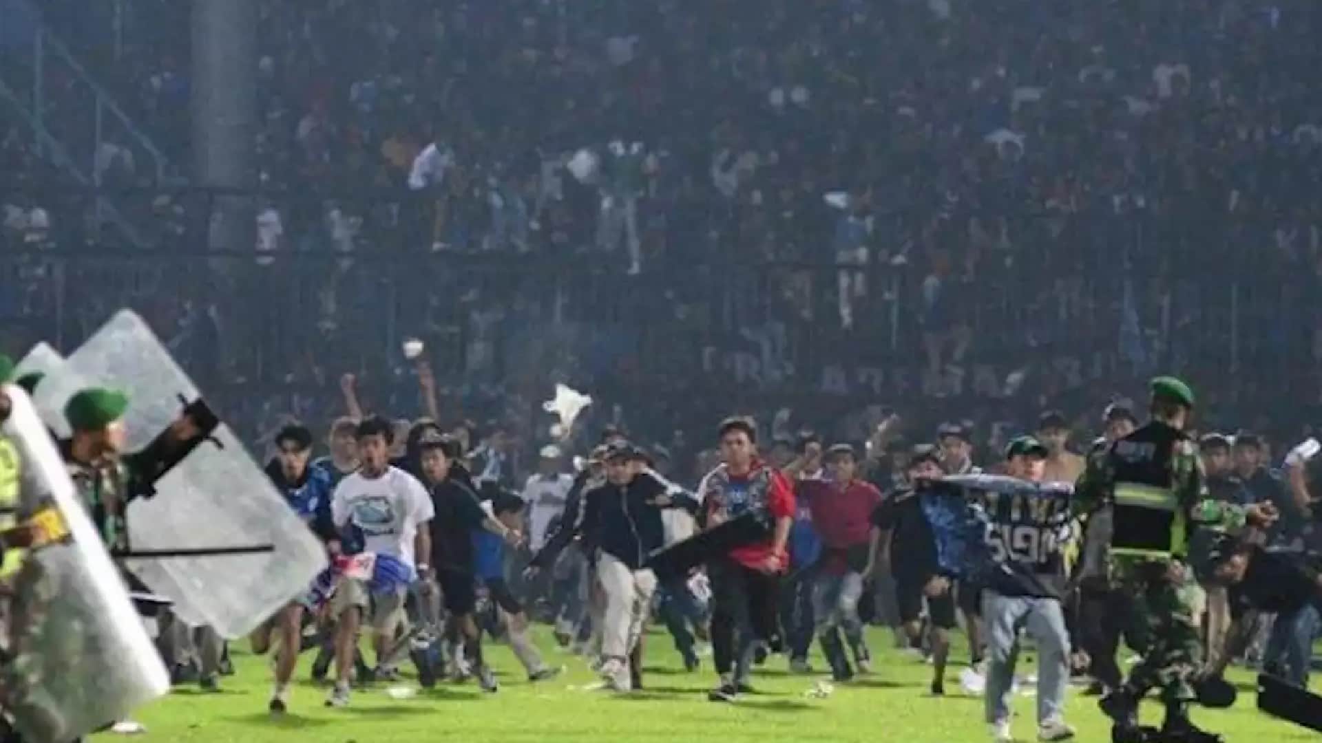 Indonesia Football Riot violence people dead crying Arema FC and Persebaya Surabaya match pictures
