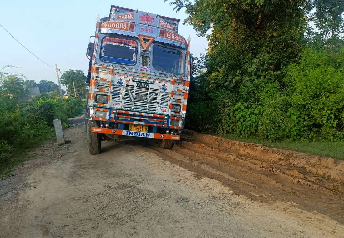 Mahoba: Truck stuck in road pit, traffic disrupted for five hours