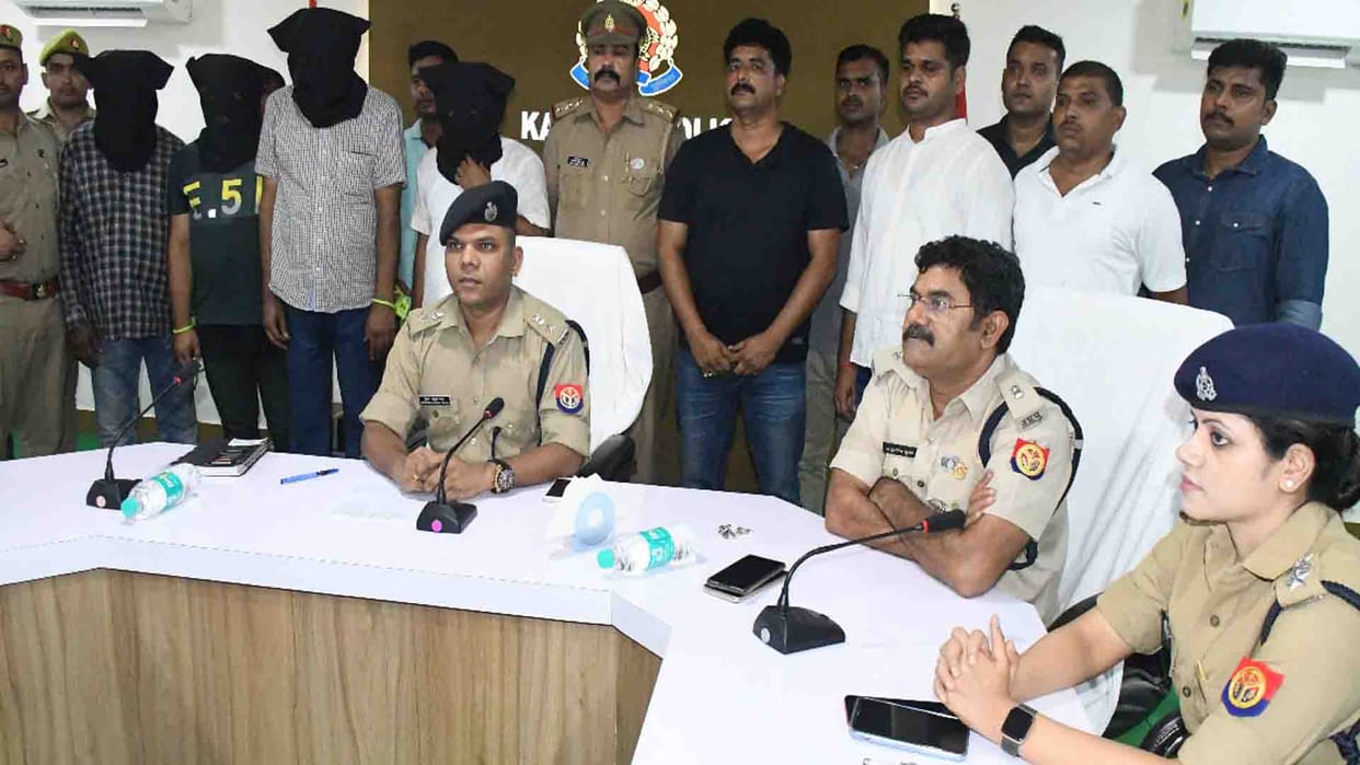 Kannauj: Police caught sandalwood worth 75 lakhs, four smugglers arrested