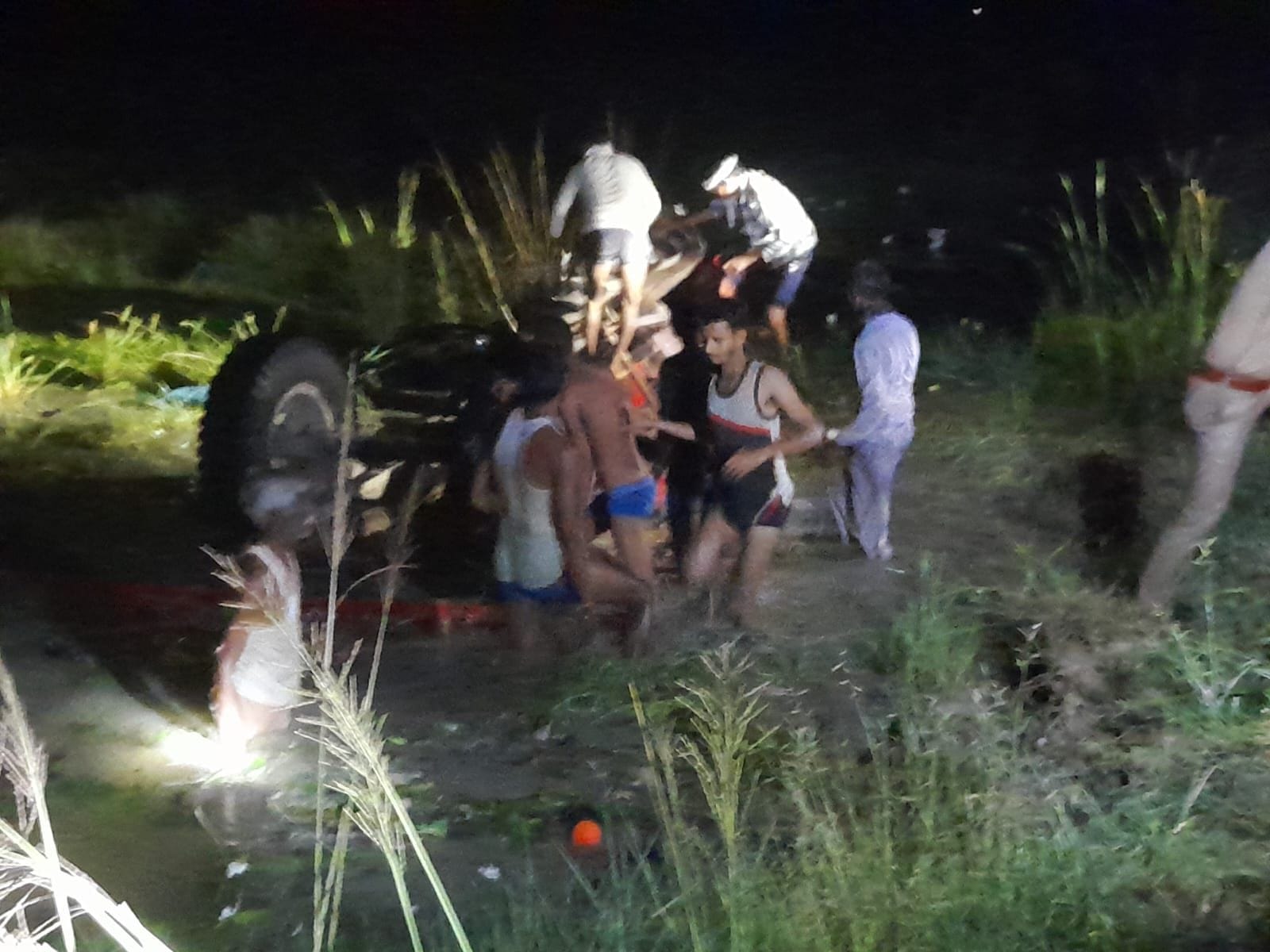 tractor trolly falls into pond in kanpur 26 died