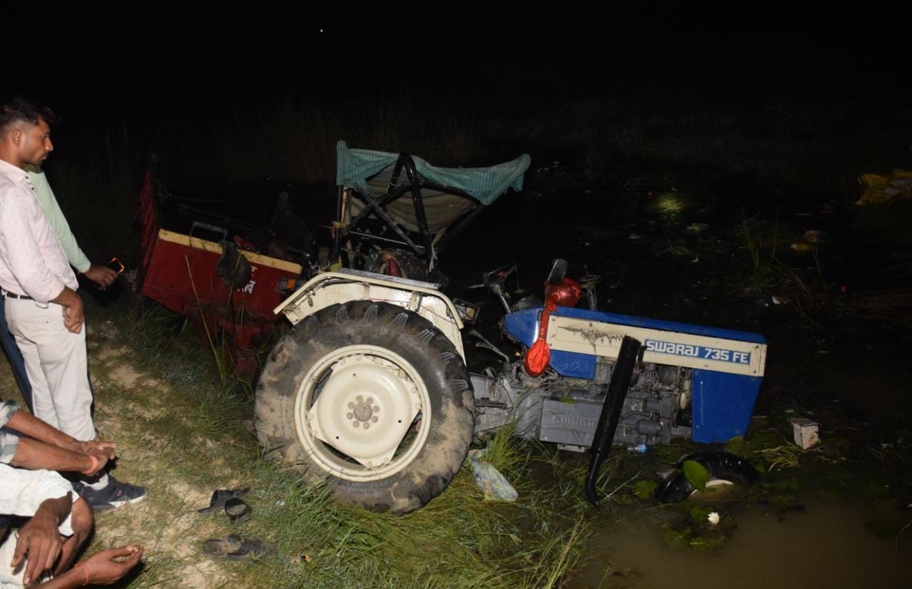 tractor trolly falls into pond in kanpur 26 died