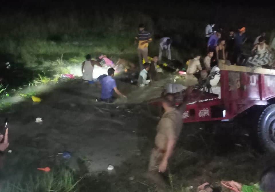 Kanpur Ghatampur Accident, dead bodies were lost in water, the soul shivered in lifting the bodies of children