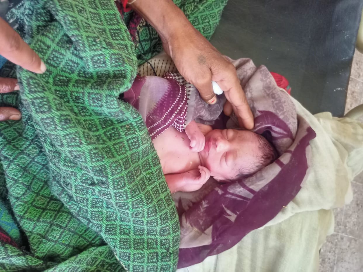 Kaliyugi mother threw the girl in the bushes in Hamirpur