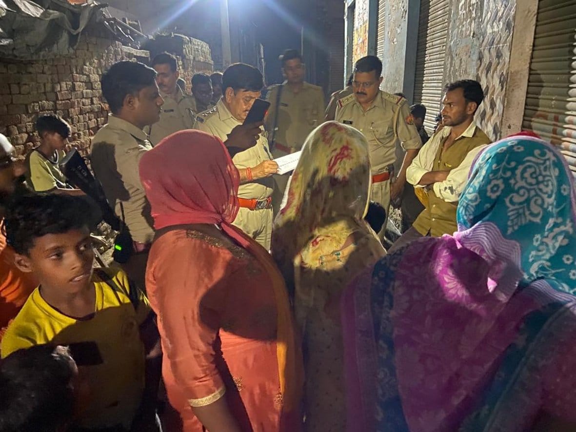 Two sides clashed for parking a cart of eggs in the street