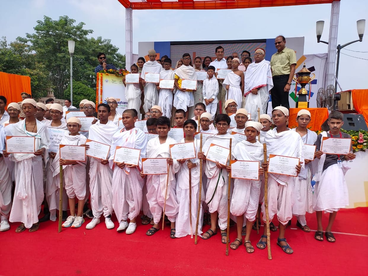 Lucknow News : After completing one lakh kilometer journey of 75 districts, bikers did clean public relations