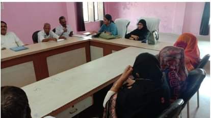 नगर पंचायत पुरदिलनगर की बैठक में भाग लेते सभासद।  संवाद