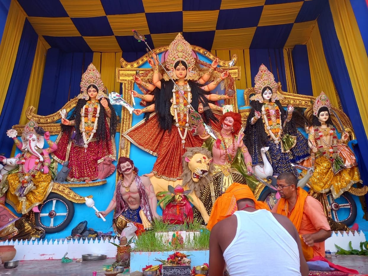 The doors of the idols opened, the crowd of devotees gathered