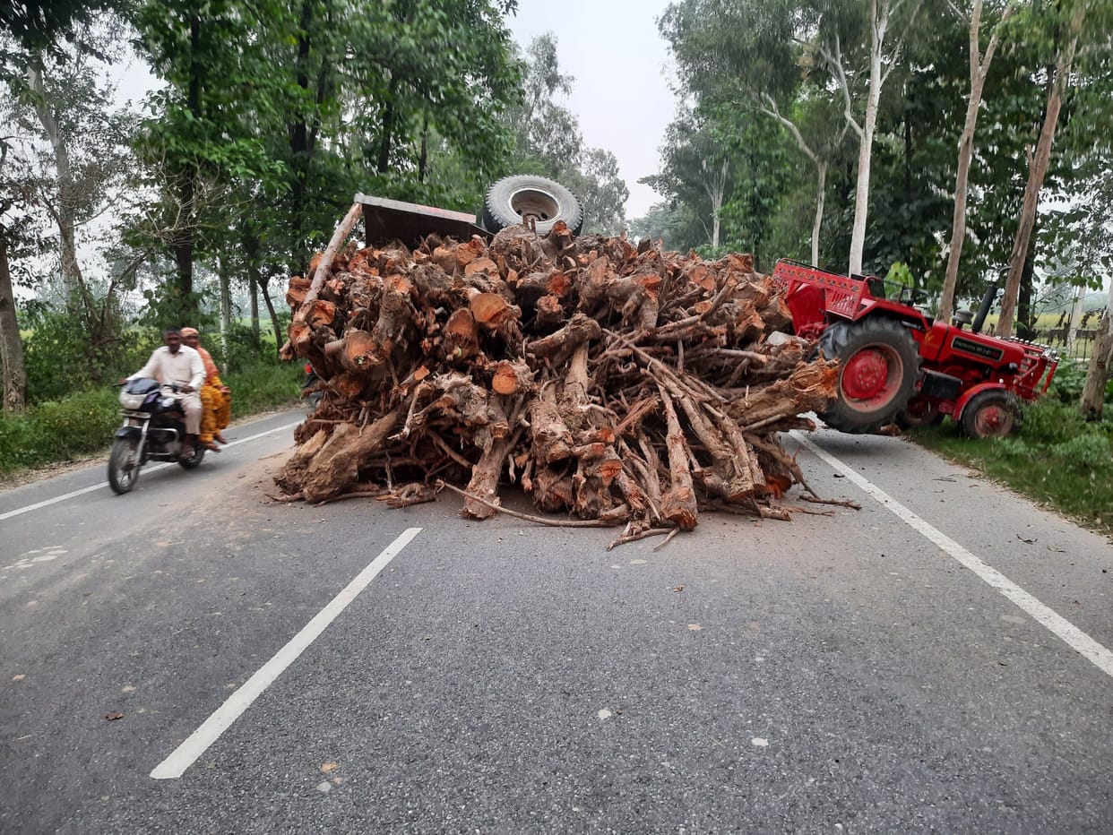 National Highway jammed due to overturning of a trolley full of wood