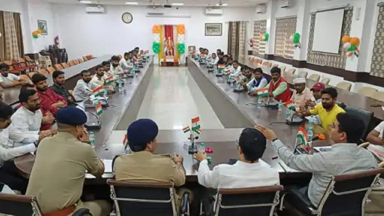 Allahabad University Higher officials held a meeting with students on the issue of fee hike
