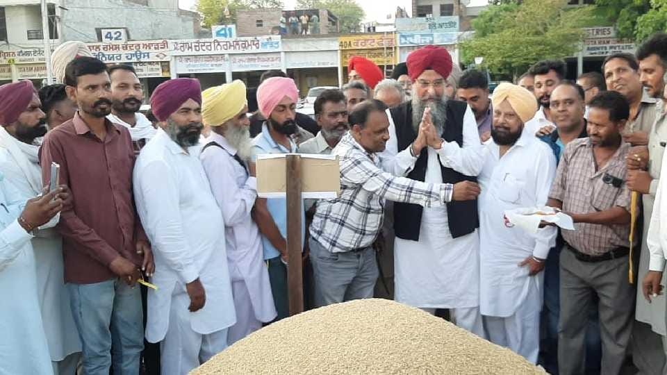 Punjab Assembly Speaker Kultar Singh Sandhwan visited mandis