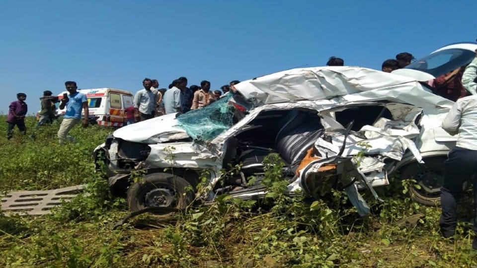 Four killed in truck and car collision in Sagar