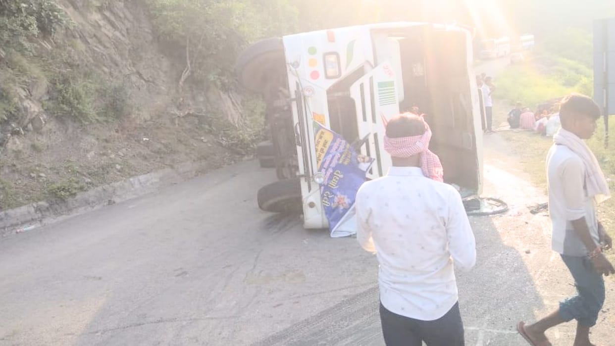 Bus of UP devotees going to Shri Naina Devi temple overturns
