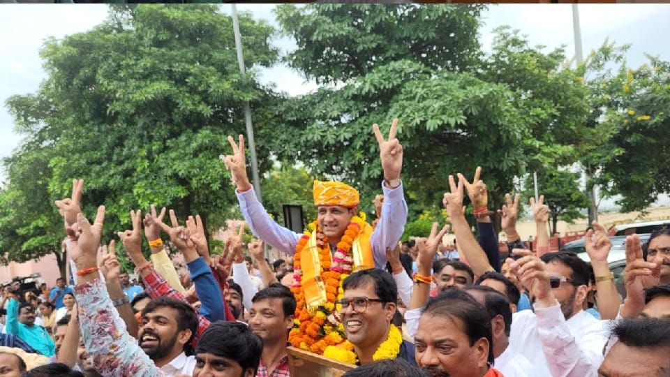 The mayor came to the city with the number one award for the sixth time, was warmly welcomed