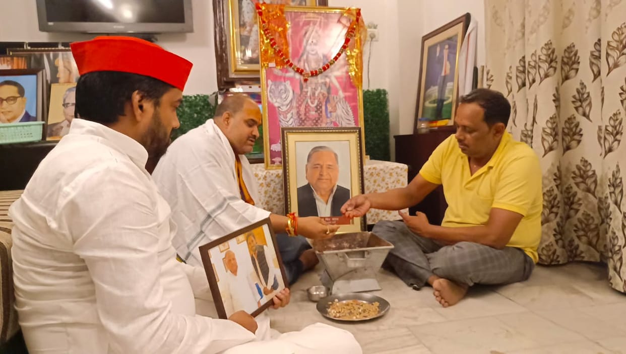Mulayam singh yadav health samajwadi party varanasi workers doing worship maa durga for get well soon