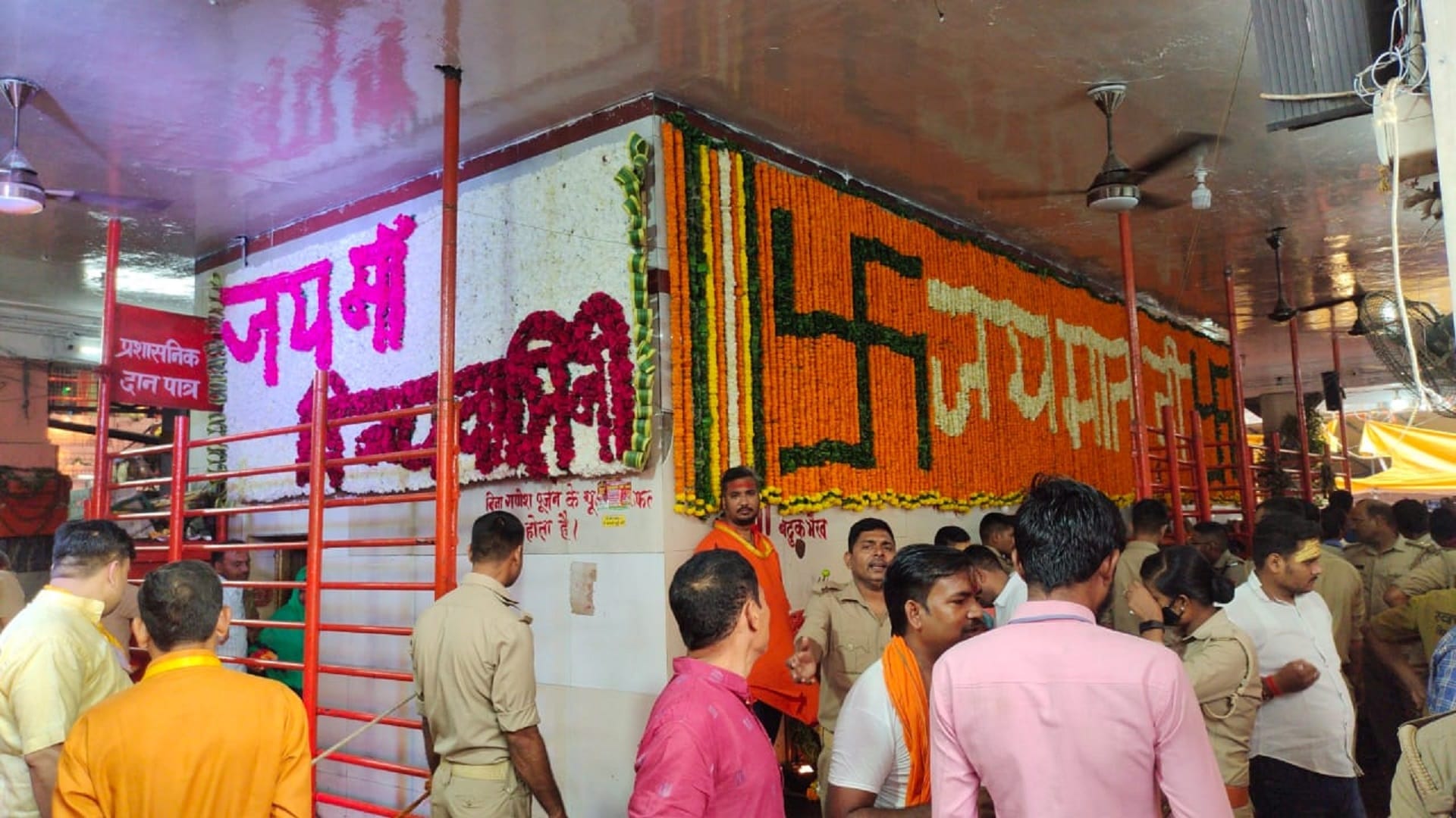 Vindhyachal Mandir queues for the darshan of Mother Vindhyavasini even before the aarti see pictures