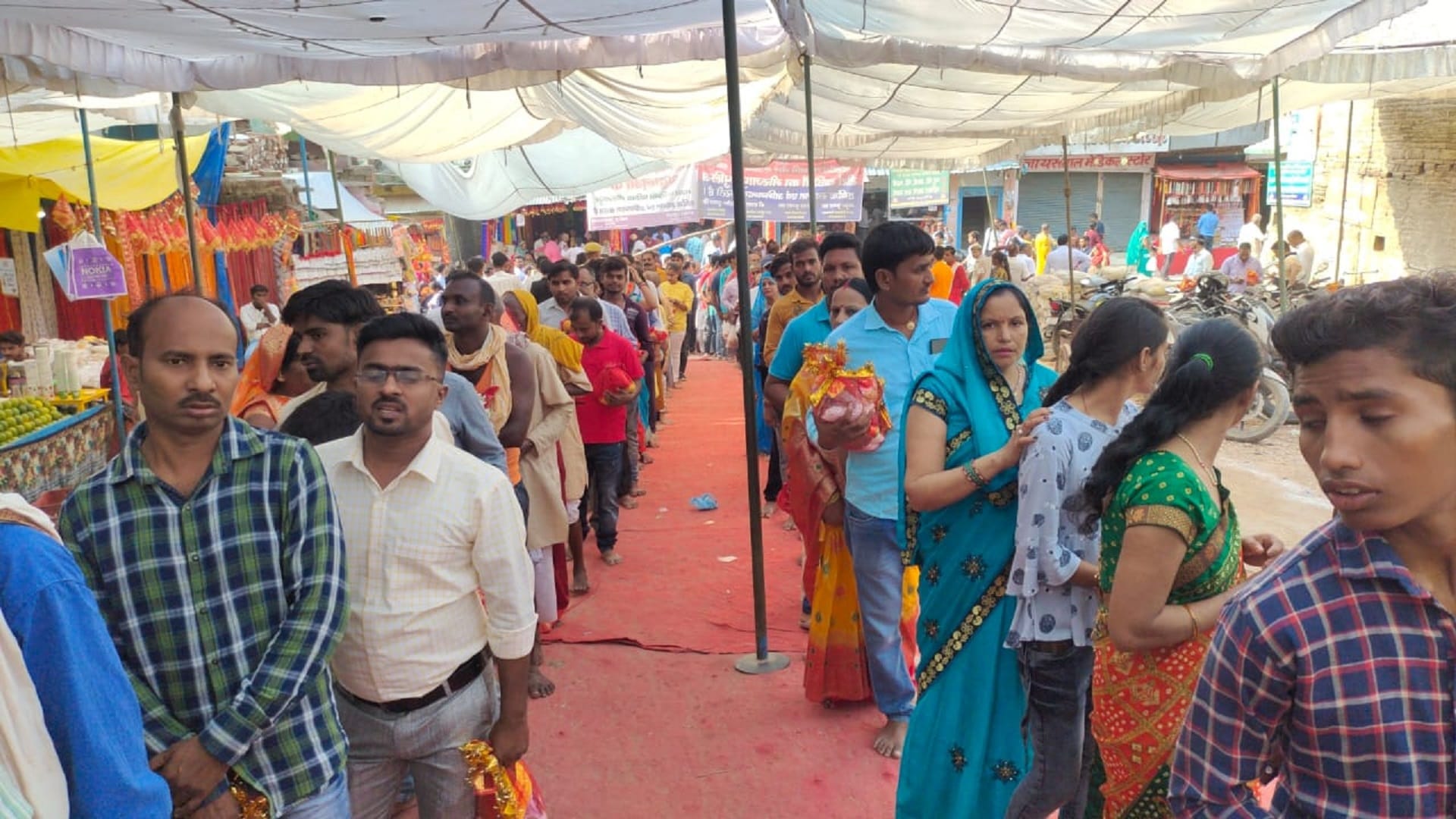 Vindhyachal Mandir queues for the darshan of Mother Vindhyavasini even before the aarti see pictures