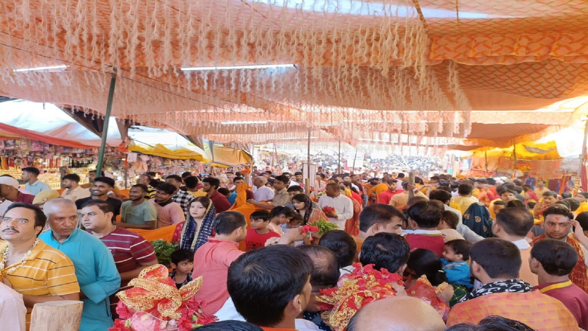 Vindhyachal Mandir queues for the darshan of Mother Vindhyavasini even before the aarti see pictures