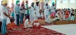 गुरूद्वारे में मत्था टेकते किसान नेता राकेश टिकैत।