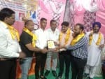 फुटबॉलर शिवम को सम्मानित करते समाजसेवी