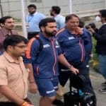 इंदौर हवाई अड्डे से निकलते रोहित शर्मा