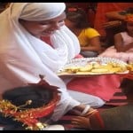 Shardiya Navratri 2022 : दुर्गा पूजा पंडाल में कन्या पूजन करतीं मरियम खान।