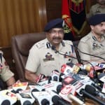 उधमपुर बस बलास्ट के बारे में जानकारी देते अधिकारी