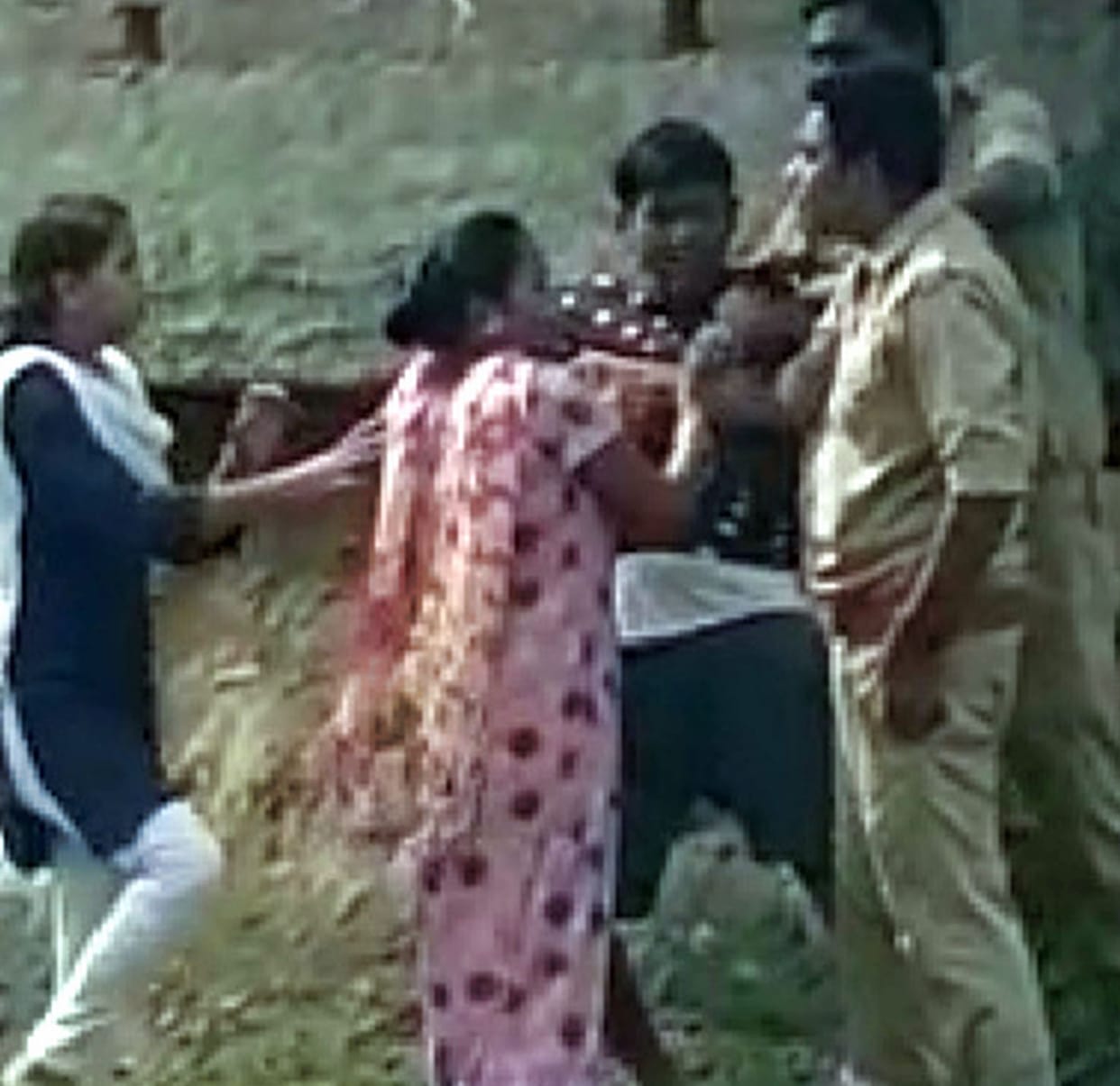 Stones were pelted on the police team that went to capture the warranty
