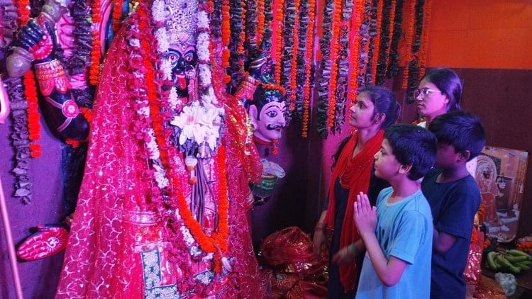 Kali Mandir: गोरखपुर में धरती चीरकर बाहर निकली थीं मां काली की प्रतिमा, यहां मांगी हर मुराद होती है पूरी