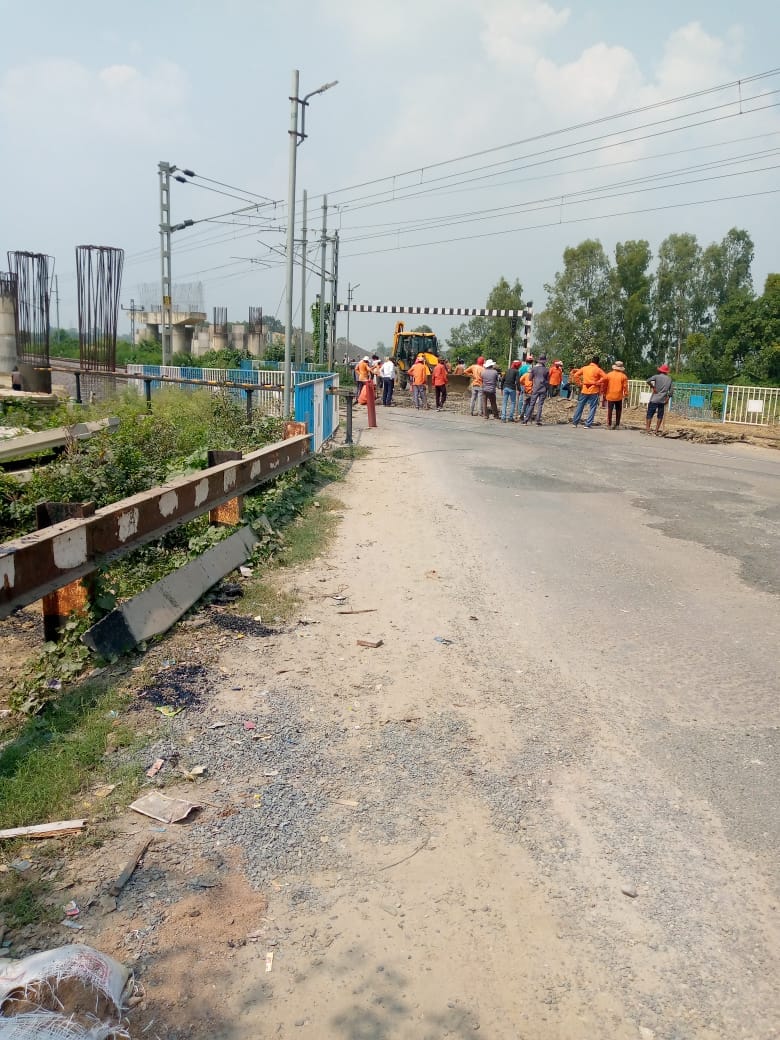 Rail gate closed suddenly on National Highway, passengers upset