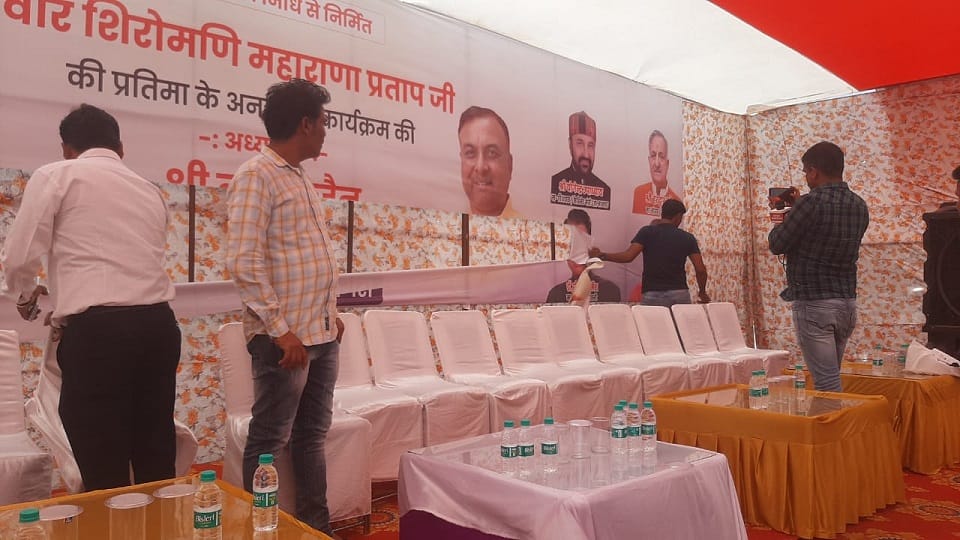 Kshatriya Mahasabha tore posters after CM Yogi's photo disappeared from the banner in agra