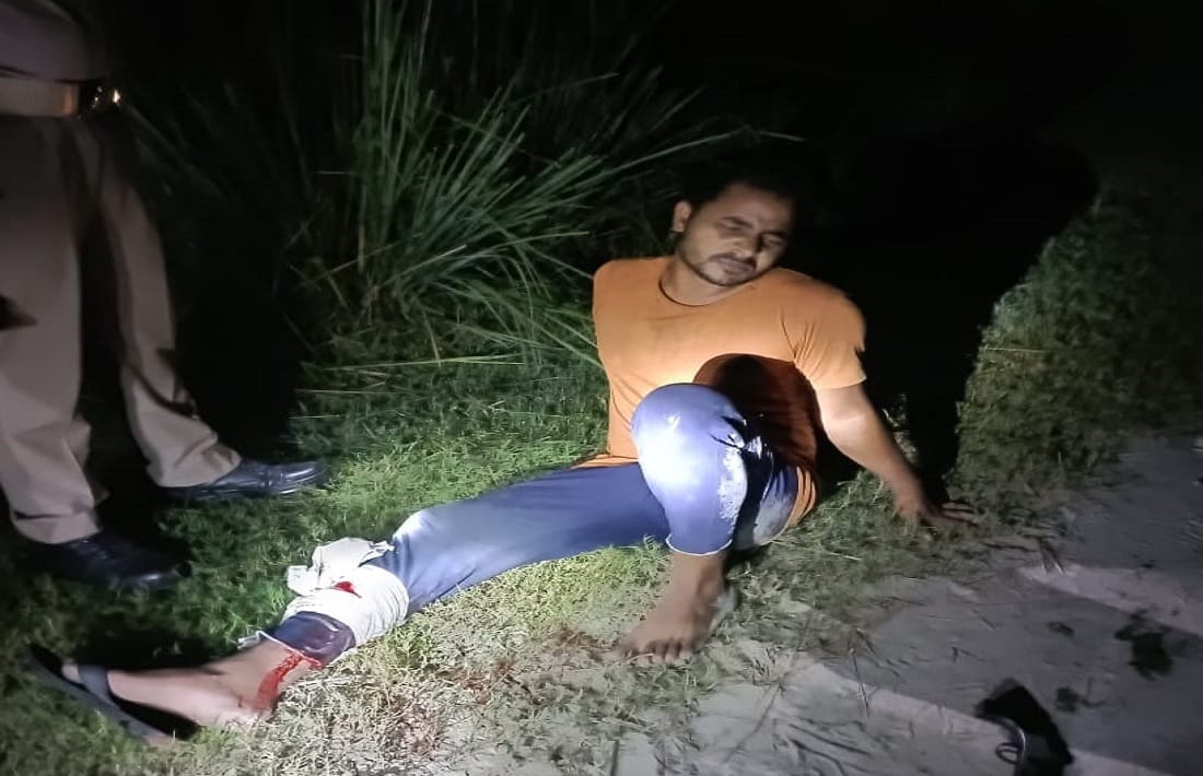 Encounter in azamgarh Vicious animal smuggler injured who was absconding after hitting police jeep