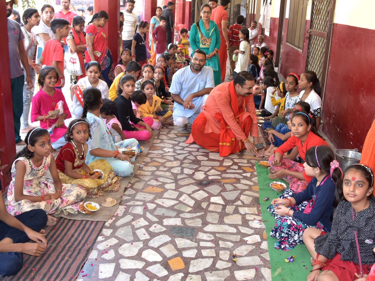 Gimaya to the girls, worshiped with reverence
