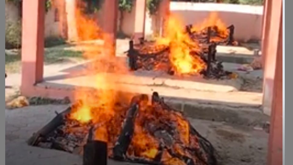 चारों लोगों का अंतिम संस्कार किया गया।