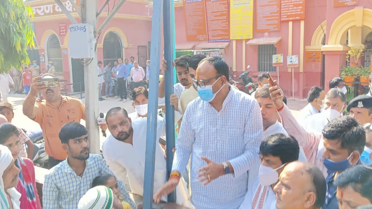 UP: Deputy CM and Health Minister Brijesh Pathak inspected the district hospital in Muzaffarnagar